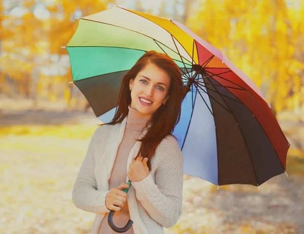 Retrato Mujer Feliz Sonriente Con Paraguas Colorido Parque Otoño —  Fotos de Stock