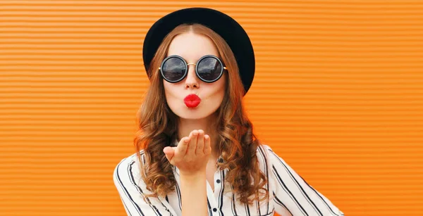 Retrato Mujer Elegante Modelo Soplado Labios Rojos Enviando Beso Aire — Foto de Stock