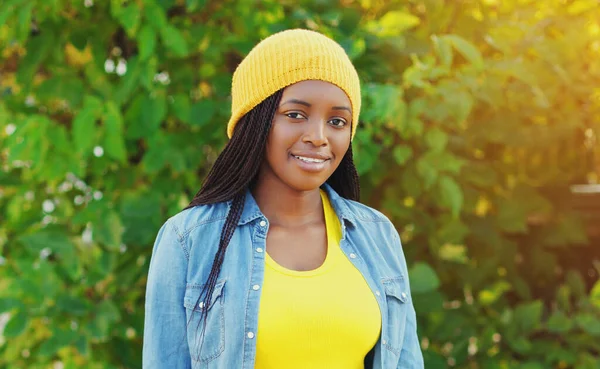 Porträt Einer Fröhlichen Jungen Lächelnden Afrikanerin Lässigem Hintergrund — Stockfoto