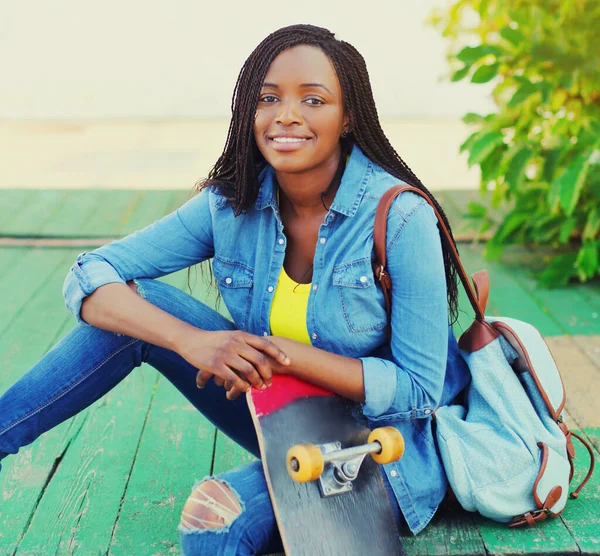 Портрет Щасливої Молодої Усміхненої Африканки Скейтбордом Повсякденному Житті — стокове фото