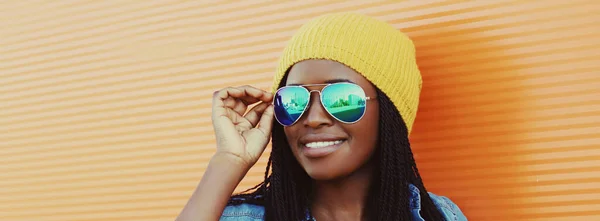Portret Van Een Vrolijke Jonge Glimlachende Afrikaanse Vrouw Met Een — Stockfoto