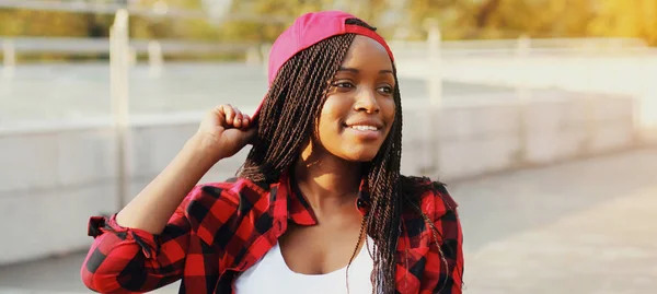 Porträtt Glad Ung Leende Afrikansk Kvinna Avslappnad Över Bakgrunden — Stockfoto