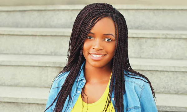 Portret Van Gelukkige Jonge Glimlachende Afrikaanse Vrouw Casual Achtergrond — Stockfoto