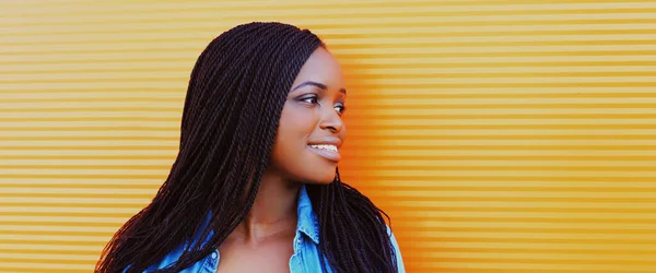 Porträtt Glad Ung Leende Afrikansk Kvinna Tittar Bort Avslappnad Över — Stockfoto