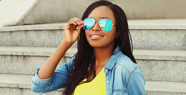 Porträtt Glad Ung Leende Afrikansk Kvinna Bär Solglasögon Avslappnad Över — Stockfoto