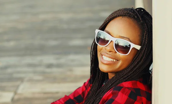 Portret Szczęśliwej Młodej Uśmiechniętej Afrykanki Okularach Przeciwsłonecznych Tle Miasta — Zdjęcie stockowe