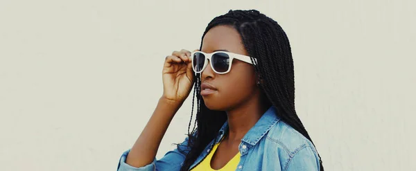 Портрет Молодої Африканки Сонцезахисних Окулярах Повсякденному Житті Над Міським Тлом — стокове фото
