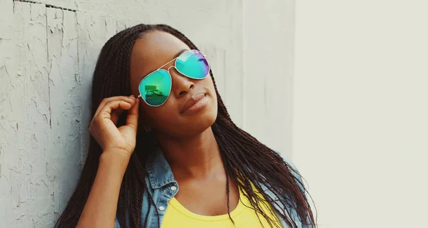 Porträtt Ung Afrikansk Kvinna Bär Solglasögon Avslappnad Över Staden Bakgrund — Stockfoto