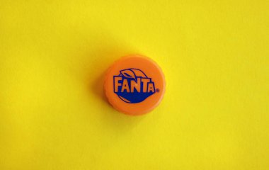 KHARKOV, UKRAINE - 24 Kasım 2019: Sarı arkaplanda fanta logosu olan turuncu başlık