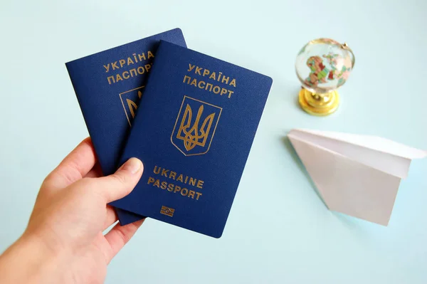 Dos Pasaportes Biométricos Ucranianos Manos Una Mujer Sobre Fondo Azul — Foto de Stock