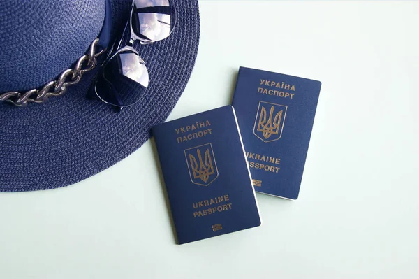 Viajar Con Pasaporte Biométrico Ucraniano Gafas Mujer Con Estilo Sombrero — Foto de Stock