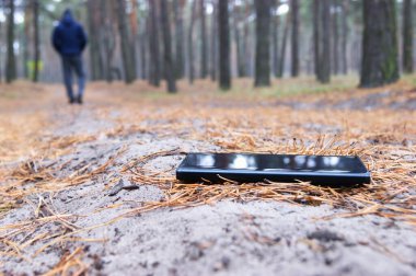 Bir adam ormanda yürürken akıllı telefon bir orman yoluna düştü. Telefonumu kaybettim. Sorun var. Sorun.
