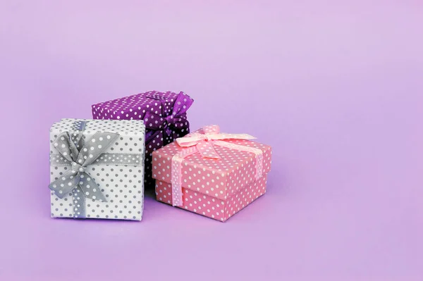 三个粉色背景的礼物礼品盒 彩色桌上的礼品装饰 顶部有复印空间 — 图库照片
