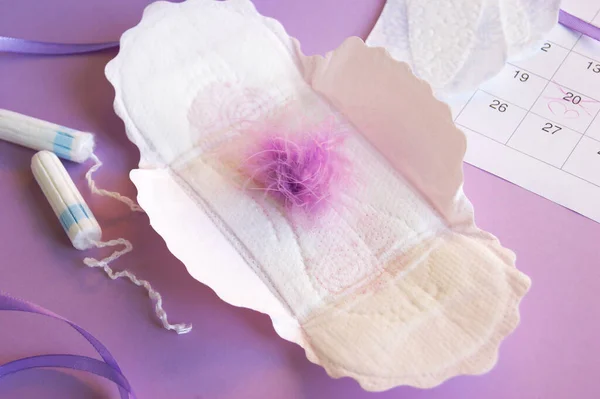 Almohadillas Tampones Menstruales Calendario Del Período Menstruación Con Fondo Lila — Foto de Stock