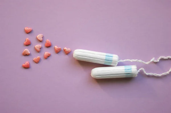 Tampões Menstruais Com Corações Polvilhados Fundo Lilás — Fotografia de Stock
