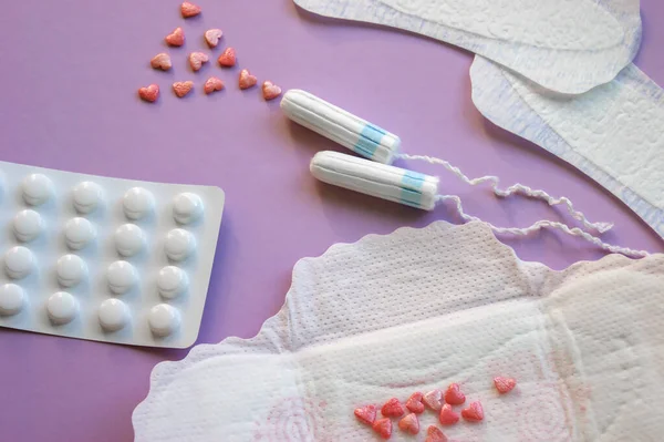 Almofadas Tampões Menstruais Sobre Fundo Lilás — Fotografia de Stock