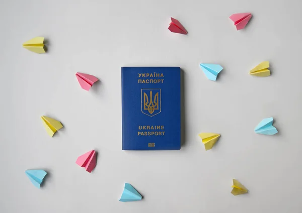 Nuevo Pasaporte Biométrico Ucraniano Aviones Papel Color Sobre Fondo Blanco — Foto de Stock