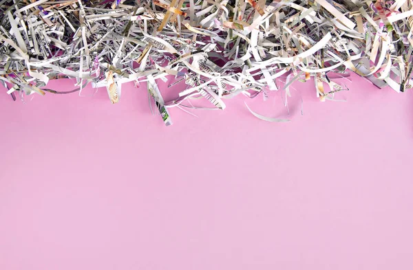 浅粉色背景的碎纸片 选择性聚焦图像 — 图库照片