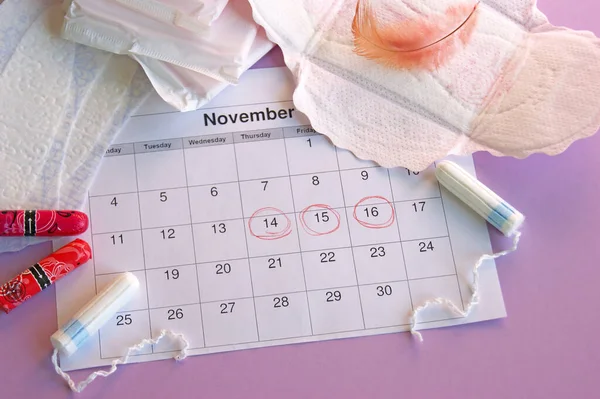 Almohadillas Tampones Menstruales Calendario Del Período Menstruación Con Fondo Lila — Foto de Stock