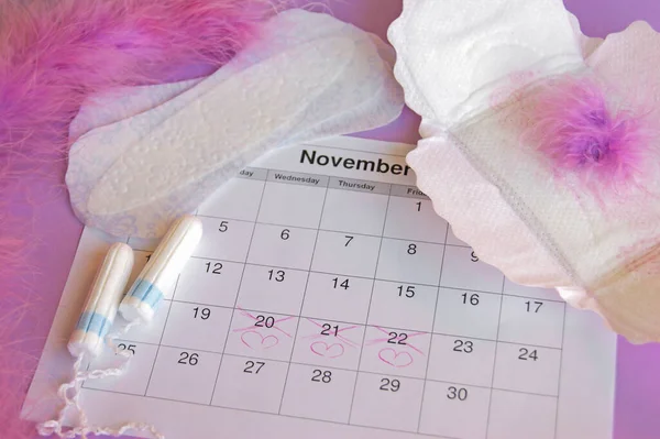 Almohadillas Tampones Menstruales Calendario Del Período Menstruación Con Fondo Rojo — Foto de Stock