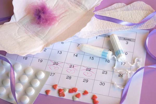 Almohadillas Tampones Menstruales Calendario Del Período Menstruación Con Fondo Lila —  Fotos de Stock