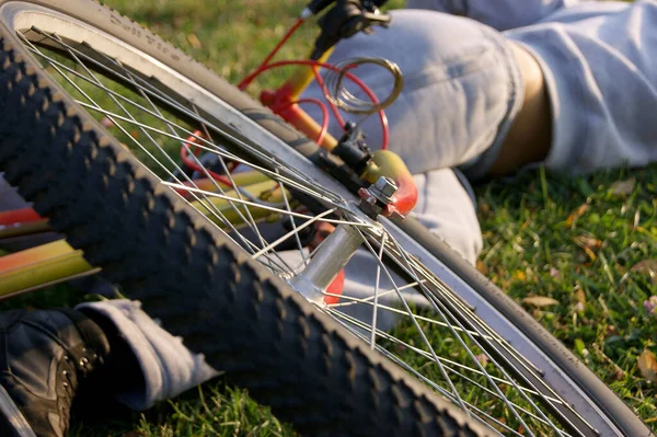 Homme Est Tombé Vélo Dans Parc — Photo