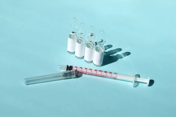 Léky Nebo Vakcíny Ampulích Injekční Stříkačka Světle Modrém Pozadí Koncept — Stock fotografie