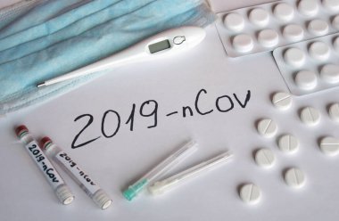 2019-nCoV Novel Corona virüs konsepti. Virüse karşı aşısı olan şırınga ve ampuller.