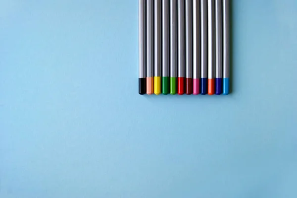Många Färgpennor Ligger Ljusblå Bakgrund Konstbegrepp — Stockfoto