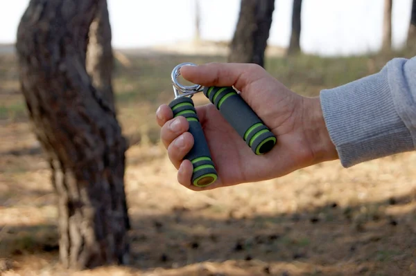 Expansor Expansor Mano Una Mano Aprieta Expansor Sobre Bosque Pinos —  Fotos de Stock