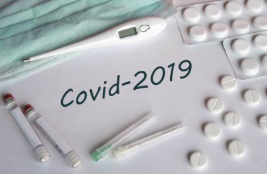 Covid-2019 virüs konsepti. Çeşitli ilaçlar: tabletler, ampuller, termometre, maske.