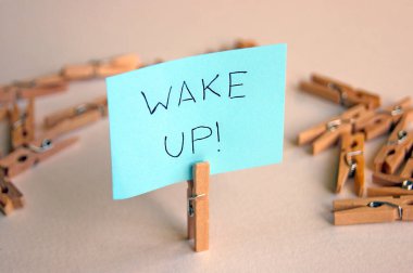 Motivasyonel yazıtlı küçük bir iğnenin üzerindeki mavi etiket.