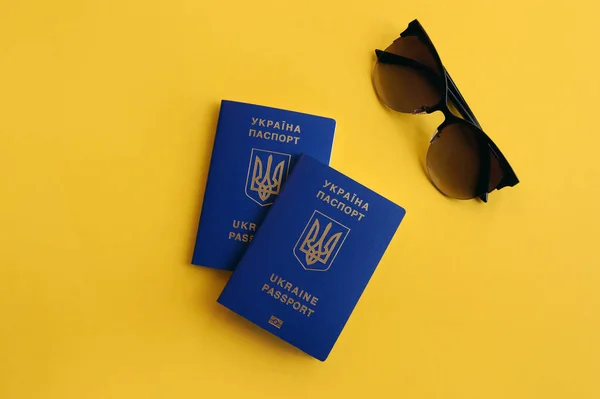 Dos Pasaportes Biométricos Ucranianos Con Gafas Mujer Sobre Fondo Amarillo — Foto de Stock