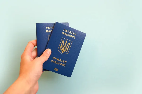 Dos Pasaportes Biométricos Ucranianos Una Mano Femenina Concepto Viaje — Foto de Stock