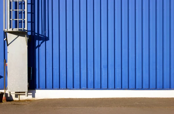 Fundo Azul Metal Parede Tapume Revestimento Com Escadas Para Telhado — Fotografia de Stock