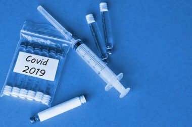 Covid-2019 virüs konsepti. Virüse karşı aşısı olan şırınga ve ampuller..