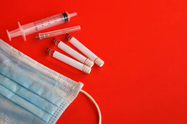 Injektionsflaskor Med Ett Botemedel Mot Sjukdomen Plastspruta Med Nål Röd — Stockfoto