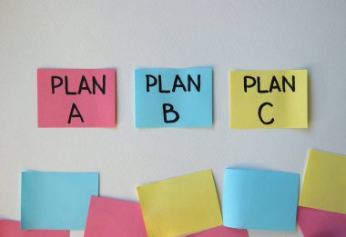 A, B, C planı, renkli ofis etiketleri. Planlama, Yönetim, İstihdam, İş. Seçim konsepti.