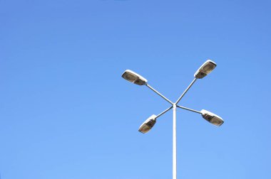 Ekonomik lambalı sokak lambaları bulutsuz gökyüzünün arka planında.