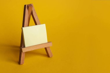 KHARKOV, UKRAINE - 17 Aralık 2019: Adet takviminde adet pedleri ve tamponlar Kotex ve kırmızı arkaplan.