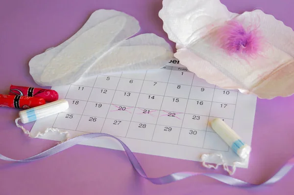 Menstruationspads Och Tamponger Menstruationsperiod Kalender Med Lila Bakgrund — Stockfoto