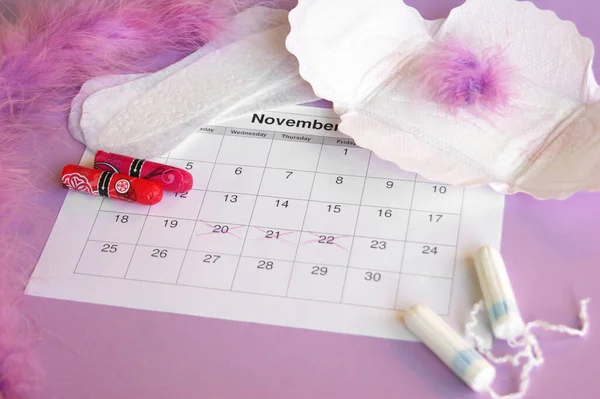 Almohadillas Tampones Menstruales Calendario Del Período Menstruación Con Fondo Lila — Foto de Stock