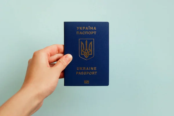 Pasaporte Biométrico Ucraniano Una Mano Femenina Concepto Viaje — Foto de Stock