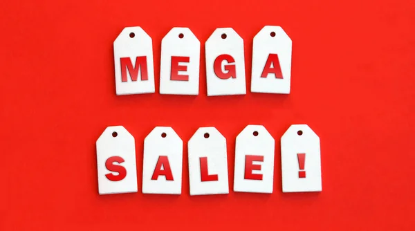 9个印有 Mega Sale 字样的木制标签在红色背景上标注 销售概念 — 图库照片