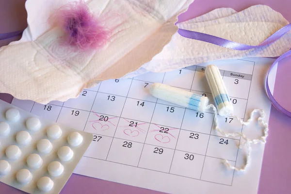 Almohadillas Tampones Menstruales Calendario Del Período Menstruación Con Fondo Lila —  Fotos de Stock