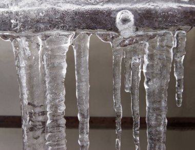 Metal bir rafta buz saçakları. Kış mevsimi.