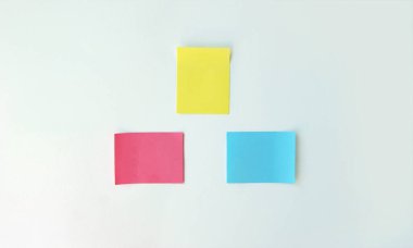 Çok renkli ofis etiketlerinde boş bir alan var. Planlama, Yönetim, İstihdam, İş, Seçenek.