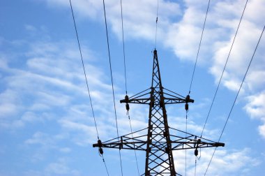 Elektrik direği, elektrik iletim kulesi, mavi gökyüzü arka planı. Ukrayna 'daki enerji kulesi.