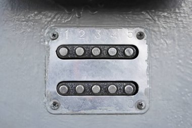 Kapının girişinde şifre kilidi var. Demir kapıda mekanik kombinasyon kilidi var..