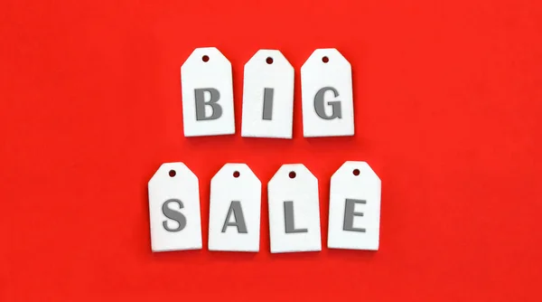 7个白色的木制标签 上面写着 Big Sale 红色背景 复制Spase 销售概念 — 图库照片